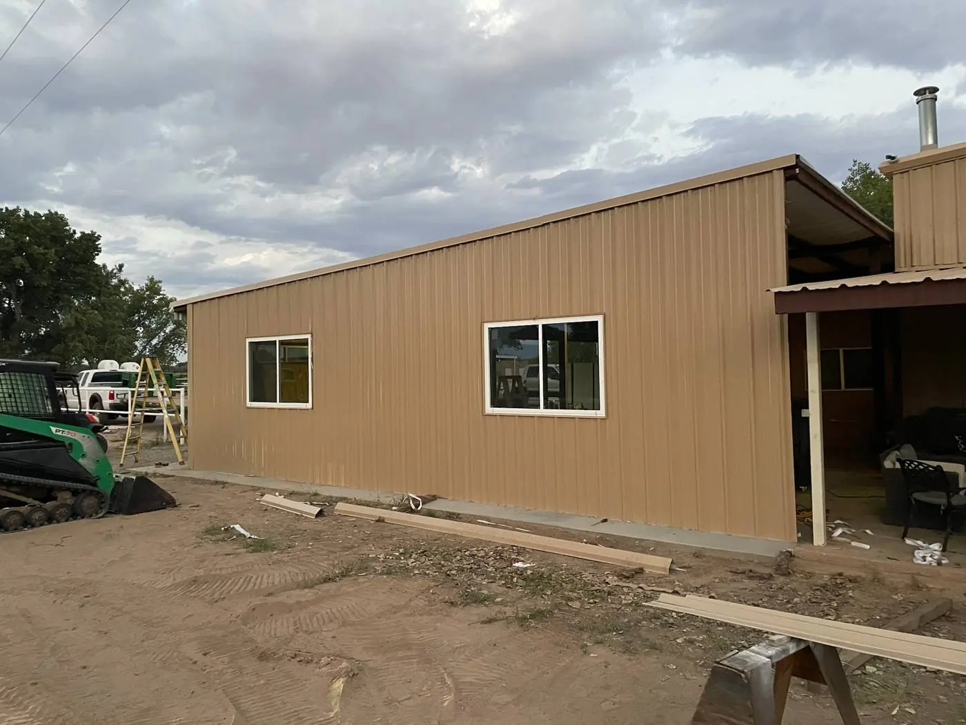 Enclosed steel building